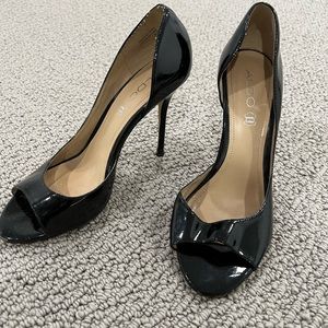 MODERN OLD MONEY SHINY BLACK OPEN-TOE ALDO HEELS-size 7.5 (38)